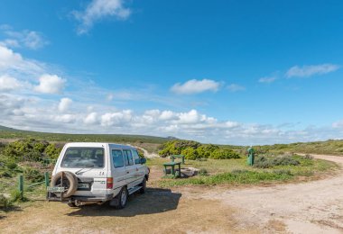 West Coast National Park, Güney Afrika, 20 Ağustos 2018: Atlas Okyanusu kıyısında Batı Cape Eyaleti Langebaan yakınındaki Postberg Plankiesbaai adlı bir piknik alanı. Bir araç görünür