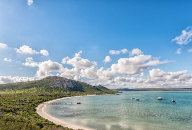 West Coast National Park, Güney Afrika, 20 Ağustos 2018: Langebaan Lagoon Atlantik Okyanusu kıyısında, Batı Cape Province, Kraalbaai bir görüntü. Bir İskelesi ve yüzen görülebilir