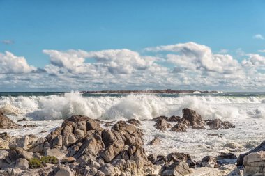 Güney Afrika 'nın Batı Cape Eyaleti' ndeki Langebaan yakınlarındaki Tsaarsbank 'te Atlantik Okyanusu manzarası. İslami Vondeling arkada görünür.