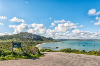 Kraalbaai Atlantik Okyanusu kıyısında Batı Cape Eyaleti Langebaan Lagoon, West Coast National Park, Güney Afrika, 20 Ağustos 2018: yol. Bir İskelesi ve yüzen görülebilir