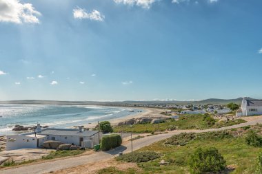 Paternoster, Güney Afrika, 21 Ağustos 2018: bir görünümünü Paternoster Atlantik Okyanusu kıyısında. Bir plaj ve binalar tarafından görülebilir