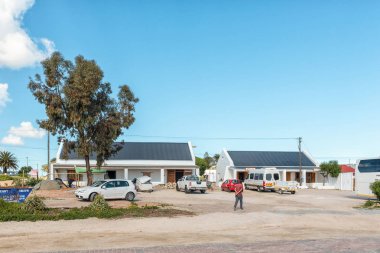 Kombuis restoranda Paternoster Atlantik okyanus kenarı Ouma se ile Paternoster, Güney Afrika, 21 Ağustos 2018: bir sokak sahne. Araçlar ve insanlar tarafından görülebilir