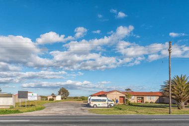 Dwarskersbos, Güney Afrika, 21 Ağustos 2018: Slimkoppie Akademie, Dwarskersbos, Batı Cape Province İlköğretim ve okul öncesi okulda. Araçlar tarafından görülebilir
