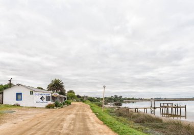 Velddrif, Güney Afrika, 22 Ağustos 2018: Bokkom Avenue Velddrif, Batı Cape Province Berg nehirde yanındaki bir görüntü. Die Vishuis restoran ve iskele tarafından görülebilir