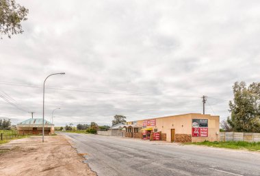 Velddrif, Güney Afrika, 22 Ağustos 2018: içki ve süpermarket mağaza yanında ölmek Plaat Velddrif içinde Batı Cape Province içinde R399 Road'da bir görünüm