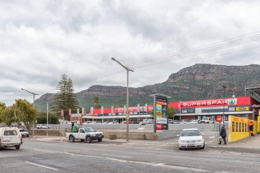 Piketberg, Güney Afrika, 22 Ağustos 2018: bir sokak sahne, bir alışveriş merkezi, araç ve insanlarda Piketberg Swartland bölgesinde Batı Cape Eyaleti ile