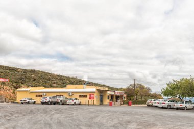 Citrusdal, Güney Afrika, 22 Ağustos 2018: Kardoesie yol durak başta-in belgili tanımlık Piekenierskloof geçmek Piketberg ve Citrusdal içinde Batı Cape Eyaleti arasında. Araçlar tarafından görülebilir