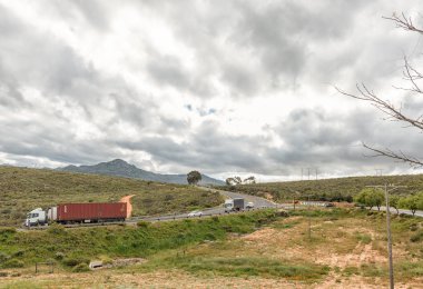 Citrusdal, Güney Afrika, 22 Ağustos 2018: Araçlar Piketberg ve Citrusdal içinde Batı Cape Eyaleti arasındaki Piekenierskloof geçidinde üstündeki