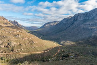 Güney Afrika 'nın Batı Burnu' ndaki Cederberg Dağları 'ndaki Cezayir' e doğru Uitkyk Geçidi 'nden bir görüntü.