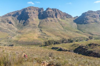 Cederberg, Güney Afrika, 22 Ağustos 2018: Western Cape Cederberg dağlarda Cezayir'de, yürüyüşçüler Middelberg şelale üzerinde iz. Cezayir dinlenme kampı aşağıda görünür