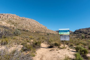 Dwarsrivier, Güney Afrika, 23 Ağustos 2018: Malta haçı Dwarsrivier Cederberg dağlarda yakınındaki için Bokveldskloof izinde bir bilgi panosu