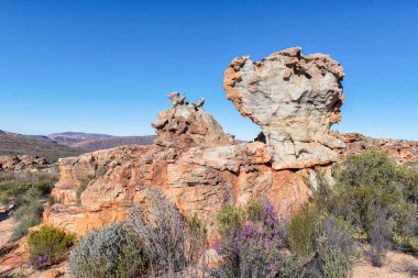 Güney Afrika 'nın Batı Cape Eyaleti' ndeki Cederberg Dağları 'ndaki Stadsaal Mağaraları ve Kaya Sanatı sahasında kaya oluşumları görülebilir.