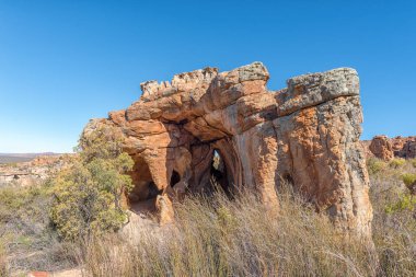 Güney Afrika 'nın Batı Cape Eyaleti' ndeki Cederberg Dağları 'ndaki Stadsaal Mağaraları ve Rock Sanat sahasında bir kaya mağarası.