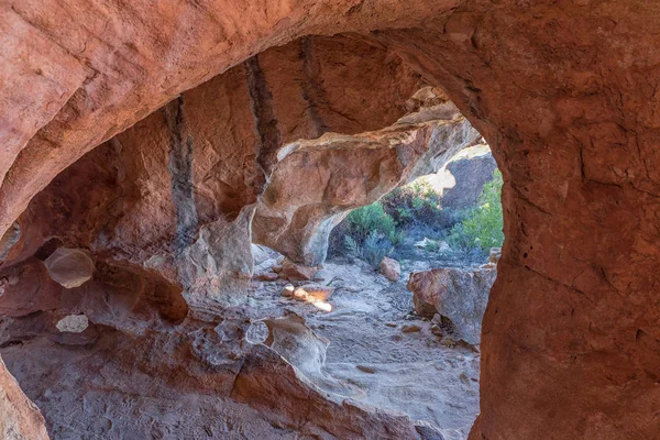 南非西开普省Cederberg山脉Stadsaal洞穴和岩石艺术现场的一个岩石洞穴 — 图库照片