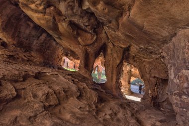 Cederberg, Güney Afrika, 23 Ağustos 2018: Ana Stadsaal mağarada Cederberg dağlar içinde Güney Afrika'nın Batı Cape Eyaleti. Bir kişi görünür