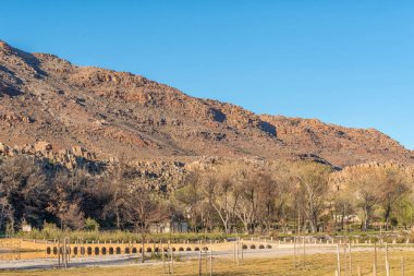 Cederberg, Güney Afrika, 23 Ağustos 2018: düşük düzey yolu Köprüsü üzerinde kum Nehri ve Sanddrif tatil Cederberg dağlarda kamp yerinde