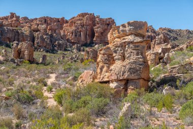 Batı Cape Eyaleti 'nin Cederberg Dağları' ndaki Truitjieskraal 'da kaya oluşumları ve yürüyüş yolu.
