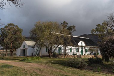 Kromrivier, Güney Afrika, 25 Ağustos 2018: bir tarihi çiftlik ve ahır Kromrivier Cederberg Park, bir tatil Cederberg dağlarda