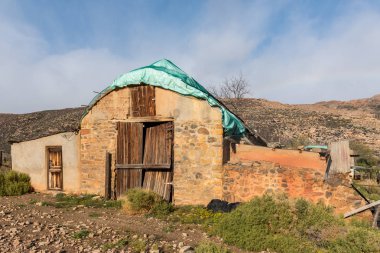 Matjiesrivier, Güney Afrika, 27 Ağustos 2018: bir eski ahırda yakınındaki Matjiesrivier Keurbosfontein Wupperthal Cederberg dağlarda giden yolda