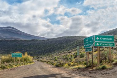 Matjiesrivier, Güney Afrika, 27 Ağustos 2018: yön ve mesafe işaretleri için Wupperthal Matjiesrivier Cederberg dağlarda, yolun başında