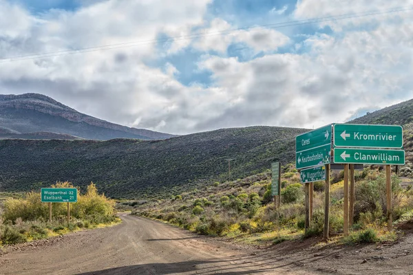 Matjiesrivier 2018年8月27日 Cederberg Matjiesrivier Wupperthal 道路开始处的方向和距离标志 — 图库照片