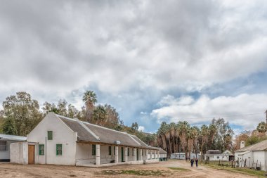 Wupperthal, Güney Afrika, 27 Ağustos 2018: bir sokak sahne, tarihi binaları ve insanlarda Wupperthal Cederberg dağlarda Batı Cape Eyaleti ile