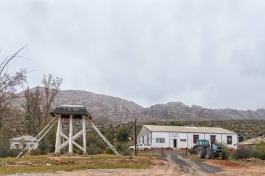 Wupperthal, Güney Afrika, 27 Ağustos 2018: tarihi çan ve özgün Rooibos işbirliği içinde Wupperthal Cederberg dağlarda Batı Cape Eyaleti. Traktörler tarafından görülebilir