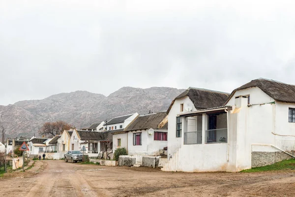 Wupperthal 南アフリカ 2018 ストリート シーン 歴史的な家屋 人と車 セダーバーグ 山中西ケープ州の Wupperthal — ストック写真