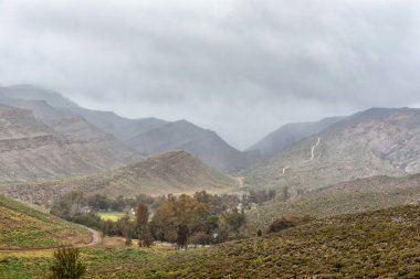 Kouberg Pass Wupperthal Cederberg dağlarda Güney Afrika'nın Batı Cape Province doğru görünümden. Kerskop Pass arka tarafta görünür
