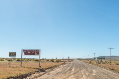 Papkuilsfontein, Güney Afrika, 28 Ağustos 2018: Papkuilsfontein içinde Güney Afrika'nın Kuzey Cape Province, yönlü işaretler
