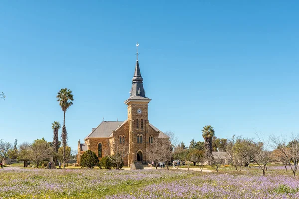 Nieuwoudtsville, Güney Afrika, 29 Ağustos 2018: Hollanda Reform Kilisesi Nieuwoudtville yılında Kuzey Cape Province içinde. İnsanlar ve kır çiçekleri görülebilir