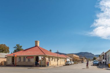 Calvinia, Güney Afrika, 30 Ağustos 2018: bir sokak sahne Calvinia, Northern Cape Eyaleti. Bir Postane, işletmeler, insanlar ve araçlar tarafından görülebilir