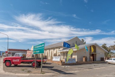 Calvinia, Güney Afrika, 30 Ağustos 2018: Hall Hollanda Calvinia, Northern Cape Province anne kilisede reform. Vintage bir kamyonet görülür