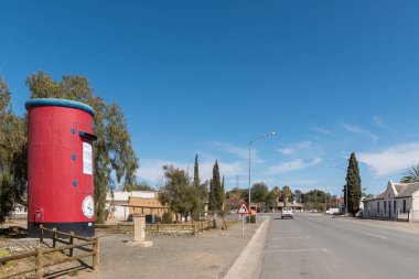 Calvinia, Güney Afrika, 30 Ağustos 2018: bir sokak sahne Calvinia, Northern Cape Eyaleti. 6m yüksek çiçek Postbox, başlangıçta bir su deposu, görünür. Gerçek posta kutusu görünür daha düşük kaldı