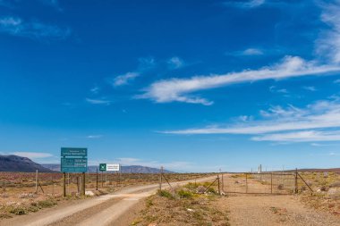 Tankwa Karoo National Park, Güney Afrika, 30 Ağustos 2018: Batı girişi için Tankwa Karoo Milli Park içinde Northern Cape Eyaleti. Bilgi panoları görülebilir