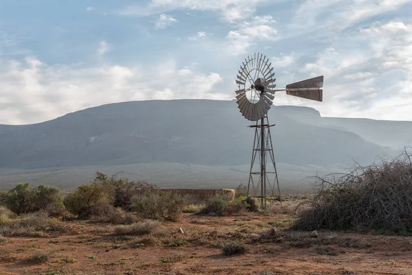 Paisaje Matutino Con Molino Viento Una Presa Tankwa Karoo Sudáfrica — Foto de Stock