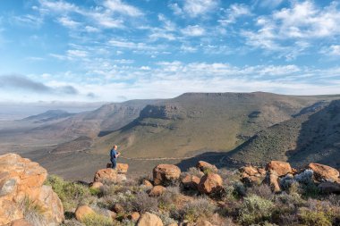 Tankwa Karoo National Park, Güney Afrika, 31 Ağustos 2018: Güney Afrika'nın Tankwa Karoo Gannaga geçişte bakış açısı, bir turist