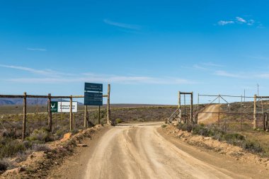 Tankwa Karoo National Park, Güney Afrika, 31 Ağustos 2018: Doğu girişi için Tankwa Karoo National Park, Güney Afrika. Bilgi panoları görülebilir