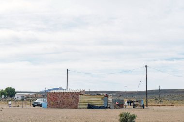 Middelpos, Güney Afrika, 31 Ağustos 2018: Northern Cape Karoo Middelpos evde. Bir araba ve at arabası görülebilir