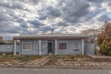 Carnavon, Güney Afrika, 1 Eylül 2018: bir sabah erken sokak sahne, eski bir evde Carnavon içinde Northern Cape Province bir iş ile