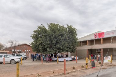 Hollanda Reform Kilisesi, Britstown, Northern Cape Province yıllık çarşı ile Britstown, Güney Afrika, 1 Eylül 2018: bir sokak sahne. İnsanlar ve araçlar tarafından görülebilir