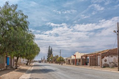 Strydenburg, Güney Afrika, 1 Eylül 2018: bir sokak sahne, işletmeler, araç ve kişi, Strydenburg, Northern Cape Eyaleti ile