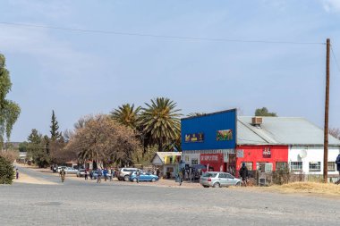 Hopetown, Güney Afrika, 1 Eylül 2018: bir sokak sahne, bir süpermarket, araç ve kişi, Hopetown, Northern Cape Eyaleti ile