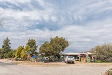 Orania, Güney Afrika, 1 Eylül 2018: Orania içinde Northern Cape Province bir yol ahır. Bir araç görünür