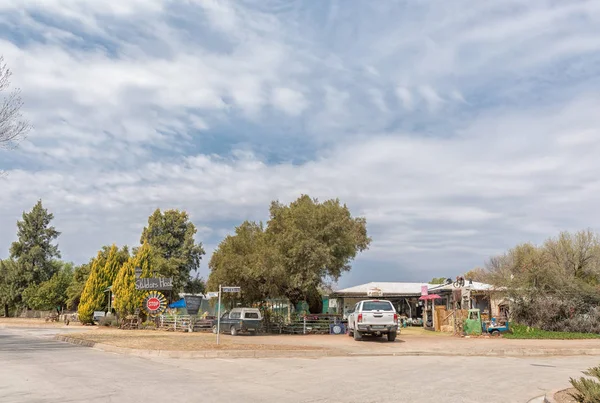 Orania, Güney Afrika, 1 Eylül 2018: Orania içinde Northern Cape Province bir yol ahır. Bir araç görünür