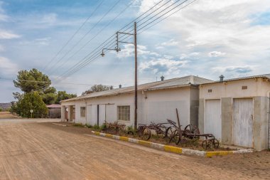 Luckhoff, Güney Afrika, 1 Eylül 2018: bir sokak sahne, eski binalar ve vintage Çiftlik Ekipmanları, Luckhoff, Northern Cape Eyaleti ile