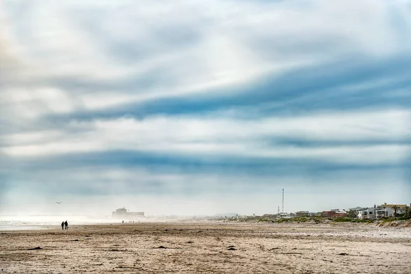 南非梅尔克博斯特兰德 2018年8月19日 西开普省梅尔克博斯特兰德的海滩场景 有建筑物和人 在后面可以看到一座核电站 — 图库照片