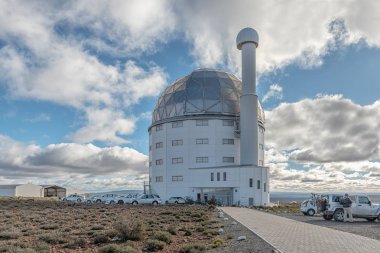 Sutherland, Güney Afrika, 7 Ağustos 2018: bina Sutherland yakınındaki Güney Afrika astronomik Gözlemevi tuz 11 metrelik teleskobun. Araç ve bir turist görünür