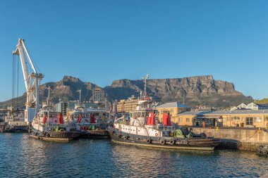 Cape Town, Güney Afrika, 9 Ağustos 2018: liman ve Victoria ve Alfred Waterfront Cape Town içinde Batı Cape Eyaleti. Römorkör, vinç ve Masa Dağı görülebilir