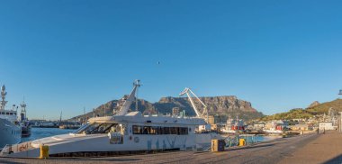 Victoria ve Alfred Waterfront Cape Town içinde Batı Cape Province, Cape Town, Güney Afrika, 9 Ağustos 2018: A Robben Adası feribot. Römorkör ve Masa Dağı görülebilir
